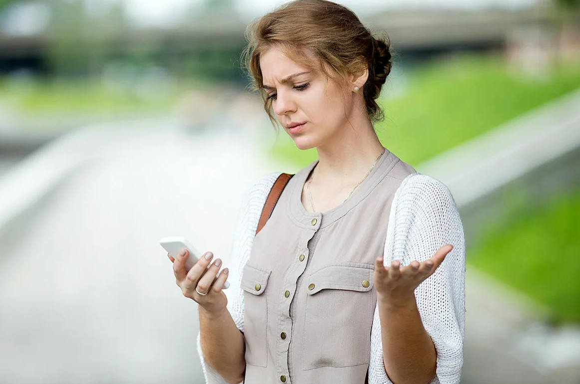 Look at these women. Девушка со смартфоном. Женщина с телефоном. Девушка с телефоном в руках. Девушка со смартфоном в руках.