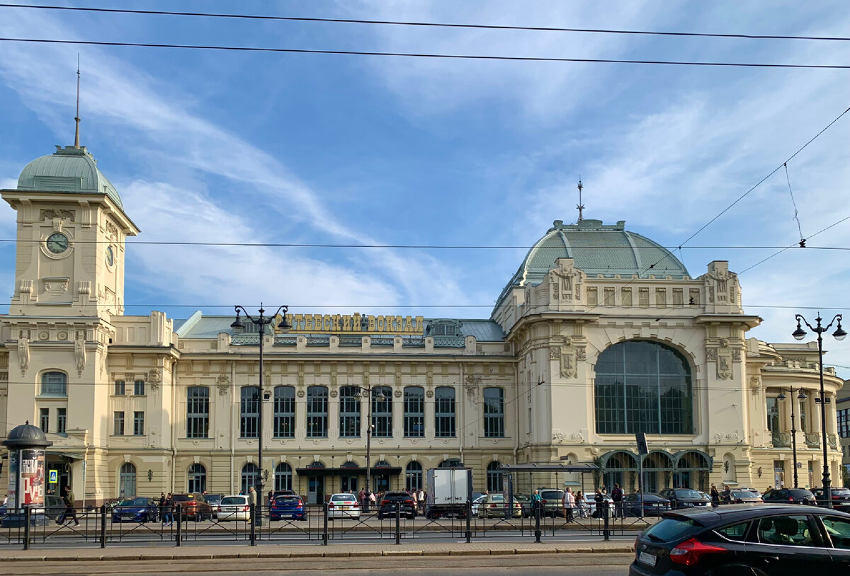 Сразу слева от здания вокзала метро "Пушкинская", вход на вокзал по центру