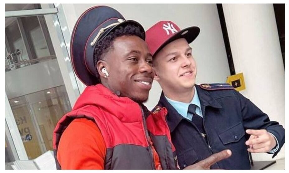    Квинси Промес сфотографировался с полицейским, имея проблемы с законом в Нидерландах. Фото: соцсети Квинси Промеса