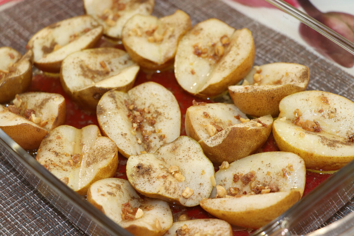 Запеченная груша с медом и орехами. Мой любимый уютный десерт