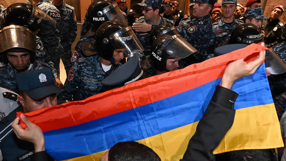 Фото: Анатолий Жданов / Коммерсантъ📷Акция протеста в Ереване с требованием признать независимость Карабаха и отправить в отставку премьер-министра Никола Пашиняна