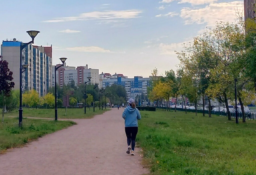 Фото для иллюстрации правильно экипированной женщины-новичка. По тому, как она начинает бегать и как одета, видно ее серьезные намерения