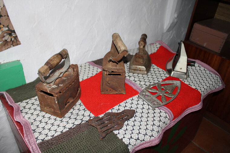    Старинные утюги в музей теперь приносят и местные жители