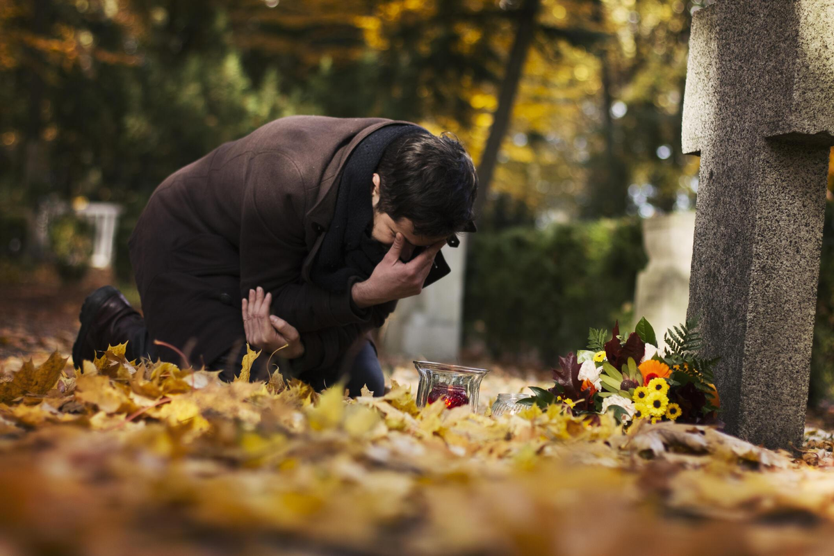 Прощание плачущей. Мужчина у могилы. Мужчина на кладбище. Человек сидит над могилой.