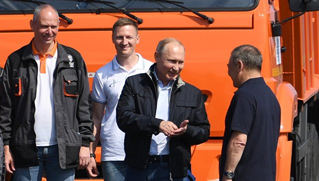МОСКВА, 16 мая — РИА Новости. Президент России Владимир Путин не нарушил правил дорожного движения, находясь во время проезда по Крымскому мосту за рулем КамАЗа не пристегнутым ремнем безопасности, поскольку этот участок формально еще нельзя назвать дорогой. Об этом РИА Новости заявил заместитель начальника центра по связям с прессой и общественностью Федеральной службы охраны (ФСО) Денис Симонов. 
Арки автомобильного и железнодорожного пролетов строящегося Крымского моста над центральным фарватером в Керченском проливе
© РИА Новости / Алексей Мальгавко
Перейти в фотобанк
Киевские плакальщики у крымского моста: смотреть больно, а приходится
"На безопасности главы государства это никак не сказалось, никаких угроз не было", — подчеркнул он.

Накануне Путин открыл автомобильную часть Крымского моста, возглавив за рулем КамАЗа колонну грузовиков. Глава государства проехал от Тамани до Керчи за 16 минут.

Позже пресс-секретарь президента Дмитрий Песков рассказал, что права на управление грузовым транспортом Путин получил около 20 лет назад. В ответ на просьбу прокомментировать сообщения о том, что президент якобы не был пристегнут во время езды на КамАЗе, Песков заявил, что не видел, был ли он пристегнут или нет.

Мост в Крым из Краснодарского края — самый протяженный в России — 19 километров. Начало движения автомобилей изначально планировали на декабрь 2018 года, но работы завершили с опережением. Поток автотранспорта запущен 16 мая.



РИА Новости https://ria.ru/society/20180516/1520719388.html