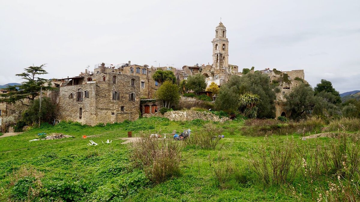 Неухоженность Буссаны Веккьи выделяется даже на фоне часто не отличающихся аккуратностью лигурийских деревень.