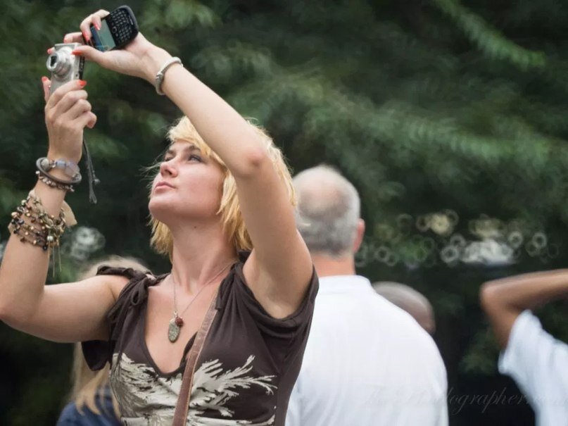 Не повторяйте ошибки этой девушки. Обратите внимание на то, как раздвинуты ее локти: если бы она прижала их ближе к телу, то она, несомненно, получила бы более резкие фотографии