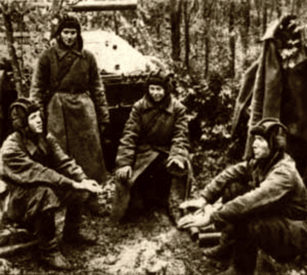 Экипаж Дмитрия Лавриненко в перерывах между боями. Осень 1941 г.
