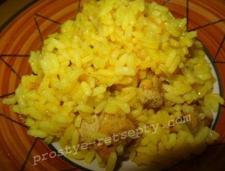 Часто к ужину или семейному обеду хочется чего-то вкусного, не каждодневного, чтобы сытно домочадцев накормить, не слишком хлопотно и вкусно. Представляем плов в мультиварке Поларис со свининой, рецепт пошаговый с фото прилагаем. Плов можно и в любой другой мульте приготовить, только ориентируясь на встроенные режимы (Плов», «Тушение» или «Выпечка»). Плов в мультиварке – простое блюдо, которое подойдет к обеду, и ужину. 
• 1 средняя луковичка;
• Небольшая морковь;
• 1 стакан риса (около 200 г);
• Свинина – 400-500 г
• Приправы (куркума, кориандр, перец)

Способ приготовления блюда:

Чистим и режем лук, а так же используя терку, измельчаем морковь. В мультиварке ставим режим «Жарка» и ждем 2-3 минуты, пока она разогреется. Потом высыпаем туда лук с морковкой. Жарим под закрытой крышкой 5 минут, иногда помешивая.
обжарить лук и морковку

Свинину слегка разморозьте, но не до конца. Так ее легко и просто будет резать на красивые порционные кусочки. Добавляем мясо в чашу, и жарим еще 10 минут.
добавить свинину в мультиварку

За пару минут до готовности добавляем приправы: 1 ст.л. куркумы, полчайной ложечки кориандра, 1 ч.л. молотого перца. Можно использовать уже готовую приправу «для плова». Перемешиваем и дожариваем блюдо.
добавить специи

Рис моем, и высыпаем к мясу, добавляем 3,5 стакана воды. Выбираем режим «Плов» и готовим до сигнала.
обжарить свинину

Плов в мультиварке со свининой готов, ароматно пахнет, и призывает к срочному поеданию, зовите домочадцев, приятного аппетита.
плов в мультиварке

Совет: Если хотите, чтобы рис не разваривался, а оставался крупинками, не мешайте его, и не открывайте чашу мультиварки до готовности. И выбирайте рис длиннозернистый.