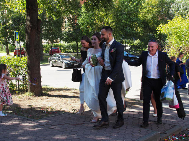 Элина Масимова, "Вечерняя Москва". Если вы почетный гость на свадьбе, то к вам скоро за помощью обратятся близкие люди и им не стоит отказывать в просьбе. На фото молодожены Инга и Александр Алексеевы