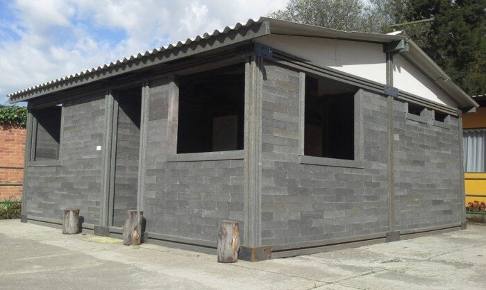 Дом из пластиковых кирпичей.