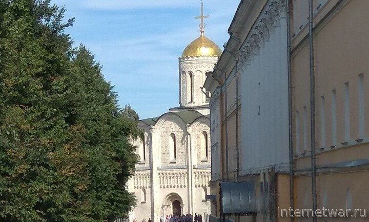 Зажатый между парком и палатами XVIII века Дмитриевский собор