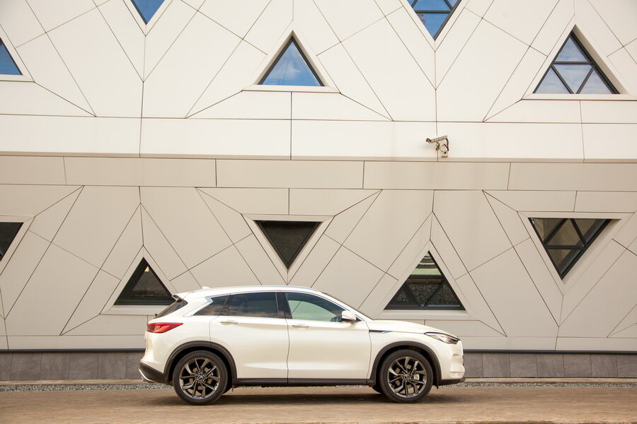 Габаритные размеры QX50 ДхШхВ: 4693 х 1903 (2 161 с зеркалами) х 1678.Дорожный просвет спереди - 220,2 мм (в комплектации Sensory и Autograph - 217,2 мм), сзади - 223 мм (в комплектации Sensory и Autograph - 221 мм). Диаметр разворота - 11,2 метра. Объём топливного бака QX50 - 60 литров. 