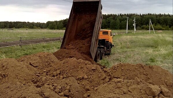 Использование планировочного грунта – лучший способ внести коррективы в рельеф местности