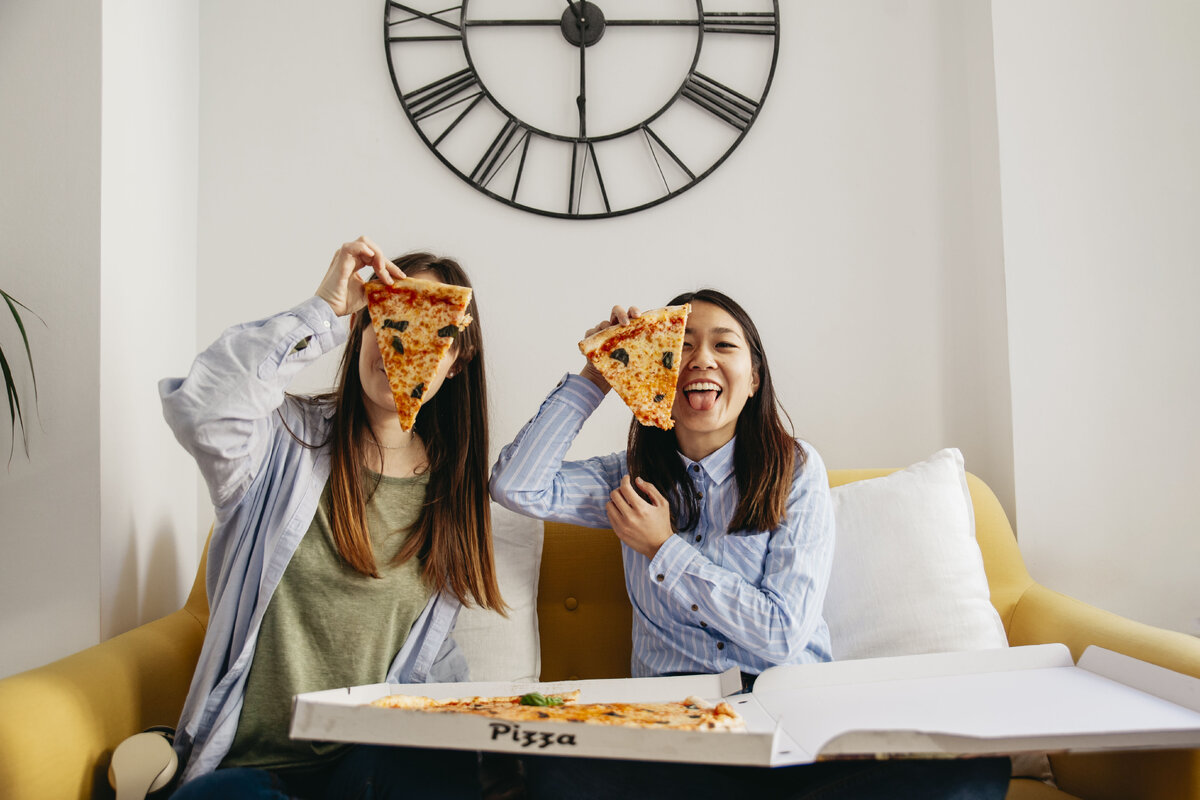 Источник:<a href="https://www.freepik.com/free-photo/pretty-casual-girls-having-fun-enjoying-pizza_1868118.htm">Designed by Freepik</a>