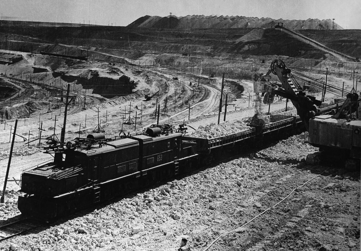 Электровоз EL1 с вертушкой на вскрыше карьера