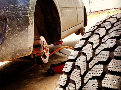 Вывешивать переднее и заднее колесо автомобиля одним домкратом нельзя!