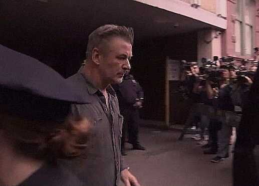 Алек Болдуин покидает полицейский участок