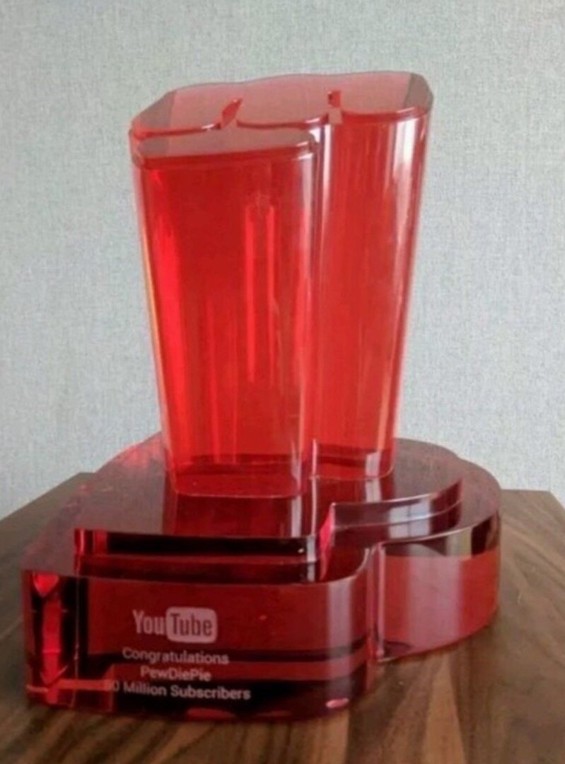 
Бриллиантовая кнопка с логотипом канала PewDiePie. Также к ней прилагаются несколько маленьких кнопок для самых активных подписчиков. 