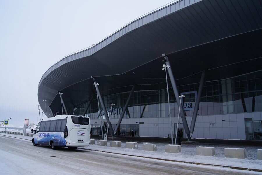 Аэропорт Самара. Курумоч автобус. Аэропорт Курумоч аэродромные автомобили. Мачта в аэропорту Курумоч.