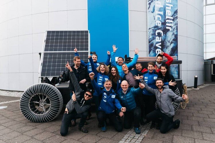 команда на фоне Solar Voyager (фото clean2antarctica)