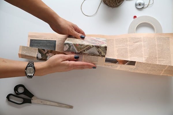 Отмерьте нужное количество бумаги, чтобы избежать излишков (можно потренироваться на газете)