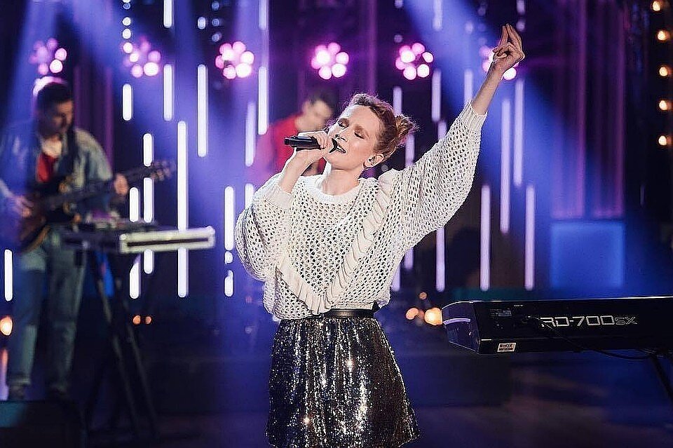 В этом году самым обсуждаемым русскоязычным альбомом стал "Раскраски для взрослых" Монеточки. Узнаваемость самой певицы стремительно росла,  и теперь ее знают даже многие далекие от увлечения музыкой люди. Вспомним, как прошел для Лизы 2018 год, и посчитаем, сколько она заработала.