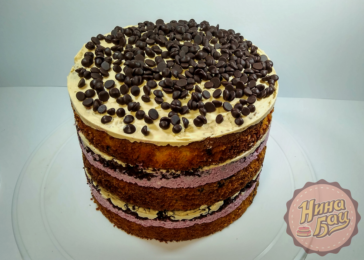 Торт с шоколадными каплями и курдом из черной смородины