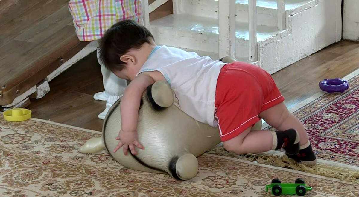 БРОШЕННЫЙ РЕБЕНОК РОДИТЕЛЕЙ-МИГРАНТОВ В РЕАБИЛИТАЦИОННОМ ЦЕНТРЕ В КИРГИЗИИ. КАДР РЕПОРТАЖА CURRENTTIME.TV