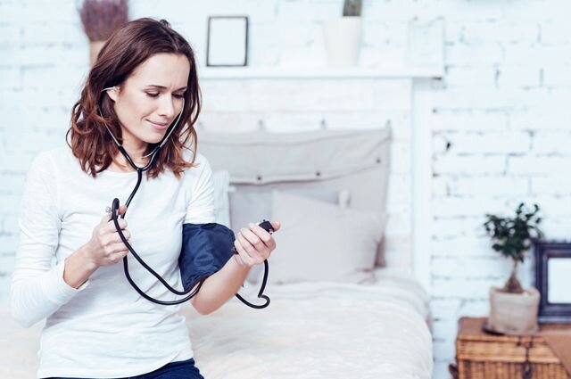 В случае если гипертония не является частым гостем или вообще посетила вас впервые, то бороться с внезапно подскачившим давлением будет разумнее, не прибегая сразу к жестоким мерам. Достаточно знать несколько полезных народных советов.