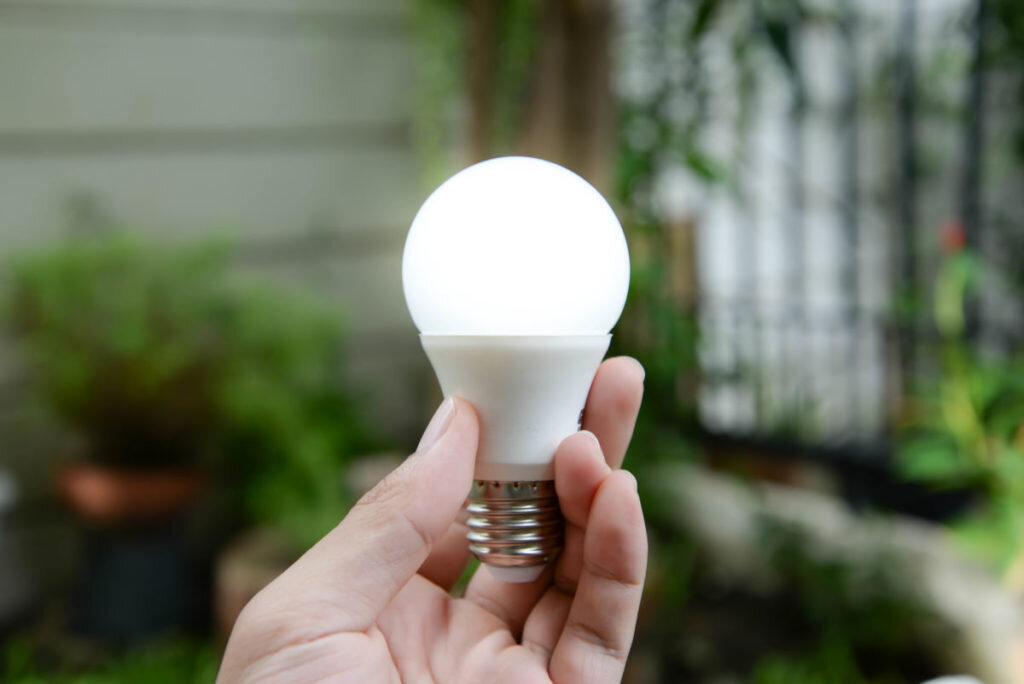 Посмотрите на свою лампу накаливания и изучите нашу шпаргалку, чтобы правильно выбрать светодиодную лампочку в магазине. Объясняем, как разобраться с параметрами.
