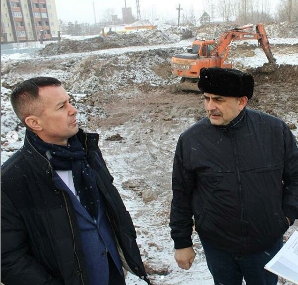 Максим Шкарабейников черному снегу не удивляется. Фото - Instagram