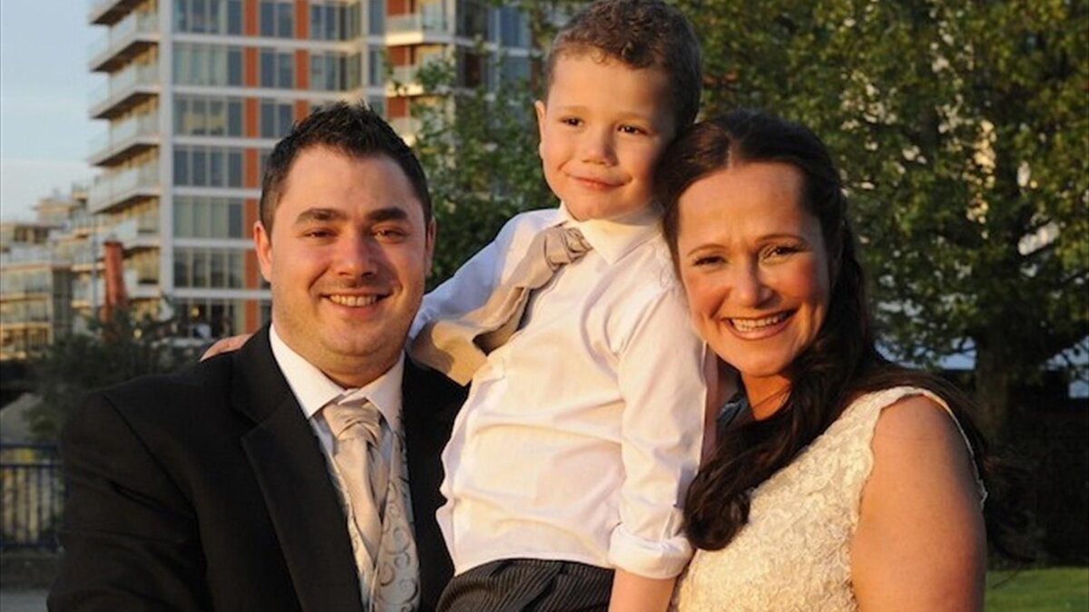 Курт Мафлин вместе со своей женой Анитой и сыном.