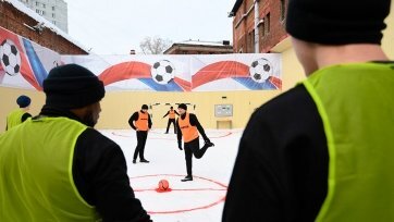 Игра закончилась со счетом 8:7, а сам футболист сыграл за обе команды. Из 15 мячей он забил семь. Только Мамаев был в именной экипировке.
