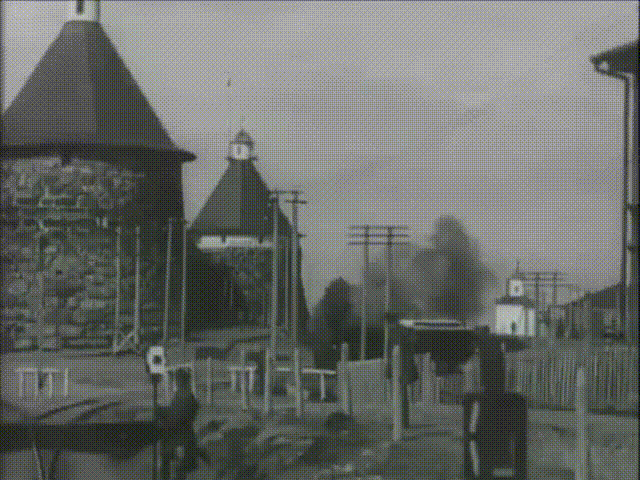 Паровоз у Никольской башни Соловецкого кремля.