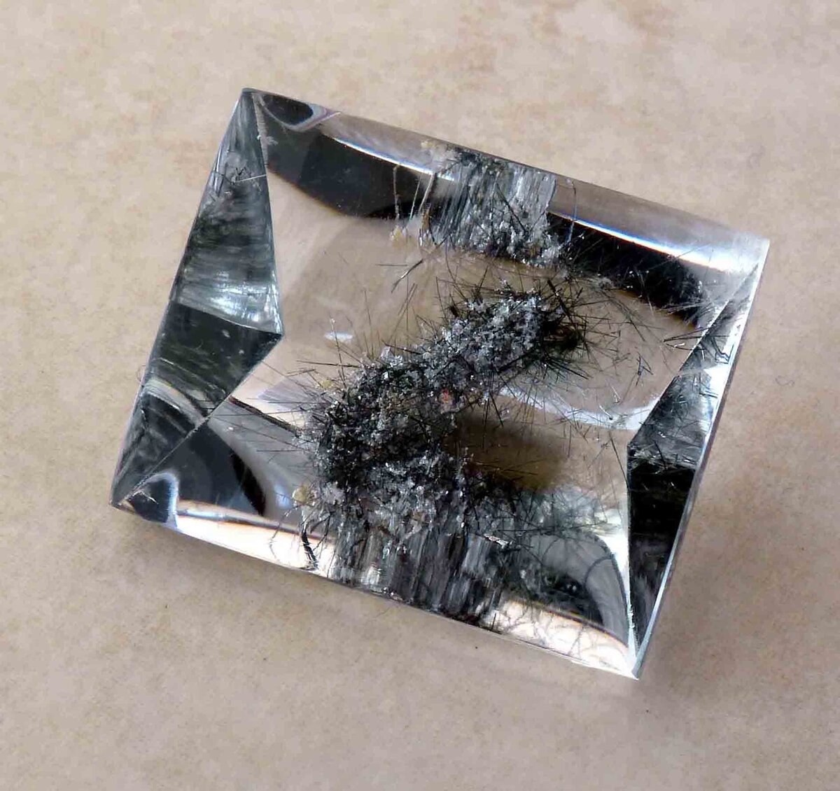 Анкангит в кварце.  http://www.atggems.com/Photos_Misc1.htm