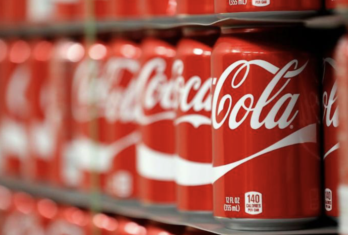 Мерчендайзинг кока колы. Пьет газировку. Спасите колы. Злая кока кола. Человек с колой.