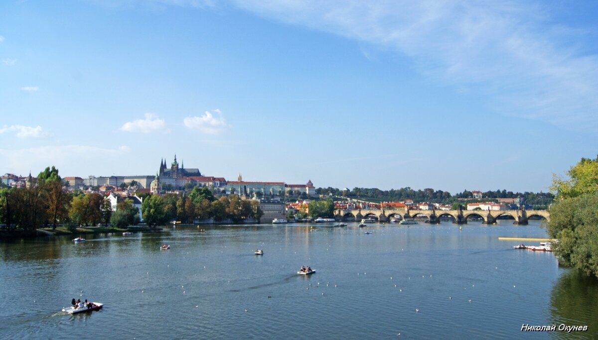1. Вид на часть района, примыкающую к Карловому мосту.