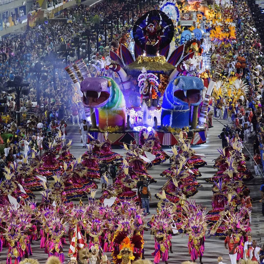 Карнавал в бразилии. Карнавал в рио-де-жанейро бразилия. Бразильский карнавал в рио-де-жанейро. Сколько длится карнавал. Рио де жанейро праздник карнавал.