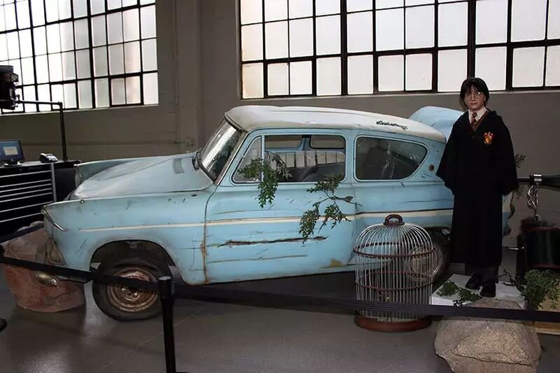 Car harry. Форд Англия Гарри Поттер. Ford Anglia из Гарри Поттера. Летающая машина Гарри Поттер. Гарри Поттер летающая машина Форд Англия.