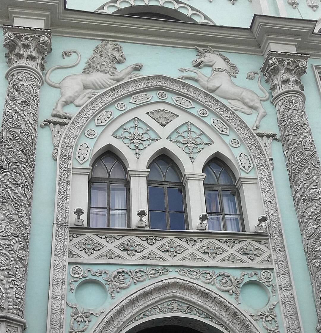 Единорог и Лев — символы мудрости и царской власти времён Ивана Грозного на здании Синодальной типографии (Москва, Китай-город, ул. Никольская, 15); иллюстрация к роману "Тайна трёх государей", где необычным образом обыграно значение единорога и льва в российской государственной атрибутике.