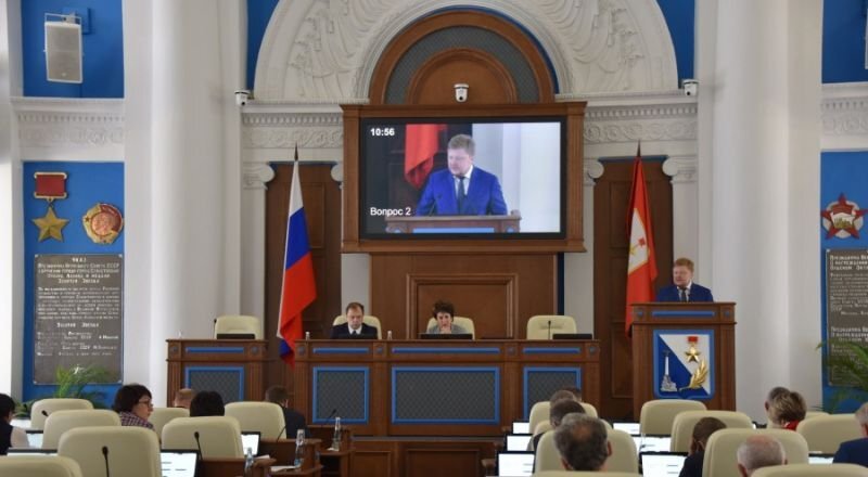 Выступление и.о.вице-губернатора Севастополя Иван Кусов выступает в региональном парламенте. Фото: sevzakon.ru.