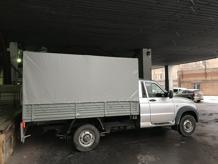 Грузоподъёмность УАЗ Профи. Перед покупкой много читал в инете много отзывов про УАЗ Профи, поначалу были сомнения, стоит ли брать. Больше всего, конечно, побаивался, что модель новая, детские болячки ещё не изучены, даже могли не проявиться. Хотя у ульяновцев уже был опыт с грузовыми УАЗами - тут вам и знаменитая армейская Шишига, а по гражданке можно было встретить УАЗ Карго. Думай - не думай, а машина была нужна, причём хотелось надёжности и уверенной тяге при хорошей грузоподъёмности. Поехал по дилерам, пробный образец УАЗ профи потестил, подкупило богатое для такого класса оснащение салона - вроде ты и баранку грузовика крутишь, а вроде и как белый (с оттенком, конечно, но всё же) человек едешь с кондёром, сенсорным экраном мафона и регулируемым под себя сиденьем с валиком для поясницы. На радостях взял полноприводную версию. Первое боевое крещение не заставило себя долго ждать, по работе надо было утянуть стройматериалы - кирпичи, профиля, черепица. Пока грузил полторы тонны, с каждой новой частью поклажи появлялись сомнения - а потянет ли? В итоге полторашка влезла как влитая, благо кузов объёмный, только вот рессоры выпрямились и сели на подрессорники. Задние колёса с давлением в 3,8 атмосферы чуть сплюснулись, но заявленную характеристиками циферку грузоподъёмности сдержали. Тяги двигателя и силы тормозов на поездку в полной выкладке хватило, хотя пару раз ловил себя на мысли, что нужно быть осторожнее и внимательнее в поворотах, уж больно раскачка сильная. Хотя ежу понятно, что с такими весами лучше не баловаться, последствия могут быть печальны. В итоге доехал без происшествий, но если по чесноку, то больше так грузить кобылку не хочется, кто его знает, есть ли какая погрешность в характеристиках...