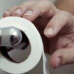 Если после дефекации человек обнаруживает на туалетной бумаге кровяные слизистые выделения, это первый признак геморроя. Чтобы не произошла серьезная кровопотеря и не развилась анемия, необходимо сразу же приступить к лечению болезни.