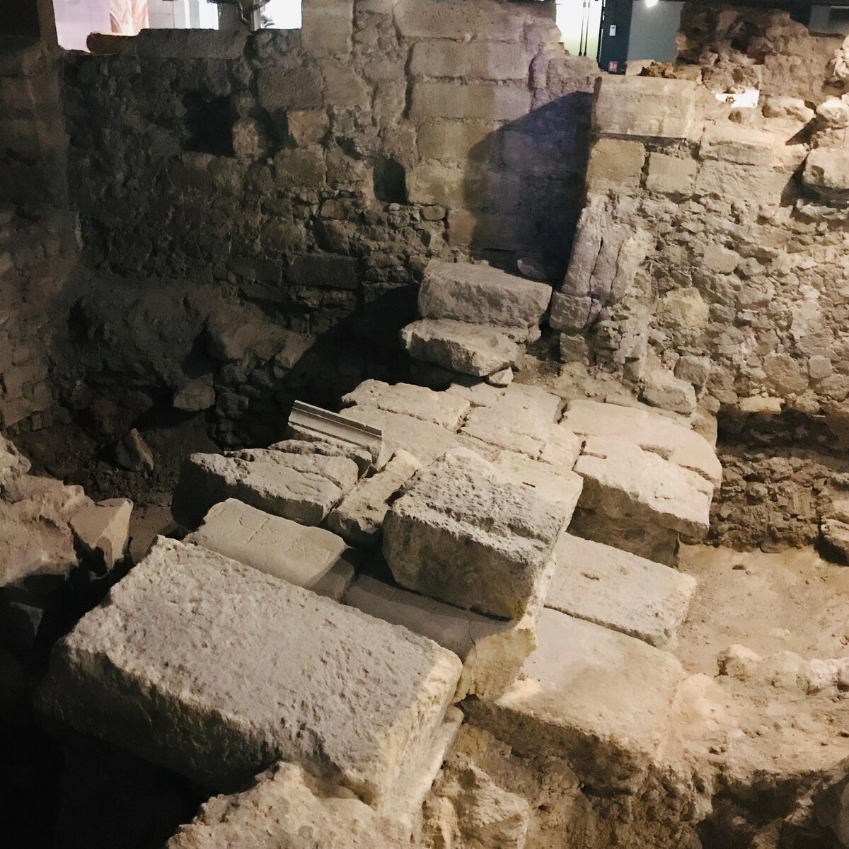 Руины древнеримской крепостной стены