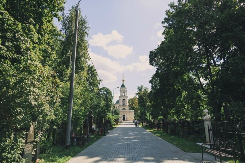 Отец умер молодым, когда мне еще не было и семи лет, мама очень горевала по отцу, поэтому посещение кладбища для меня было также естественно, как для других детей поход в зоопарк. Если мама вечером ласкала меня, поглаживая по голове и приговаривая: «Копия – отец», я точно знал, завтра поедем на кладбище.  Но через несколько лет мама вышла замуж, я повзрослел, ощущение невосполнимости утраты прошло, и мы все реже и реже стали бывать на кладбище. Теперь  ездили только два раза в год: годовщина смерти и день рождения. И обихаживали могилу отца уже не вдвоем, а втроем. Отчим  хорошо заботился не только о живых, но и о мертвых: каждый год он подновлял ограду, укреплял памятник, постоянно повторяя при этом: «Это не ему надо, а нам, чтобы не оскотиниться». Пока отчим занимался могилой, я бродил по кладбищу и останавливался у тех могил, в которых покоились люди, дожившие до семидесяти. Меня завораживала именно эта цифра, потому что 70 лет были недоступны  и далеки от меня, как какая-нибудь планета. Производя нехитрые арифметические подсчеты, я тихо радовался: у меня еще впереди больше пятидесяти лет. А потом 40, 30, 20… Прожить еще двадцать лет. Это, конечно, не пятьдесят, но все равно я смогу еще пять раз увидеть Олимпийские игры, четыре раза не принять участия в выборах президента и успеть два раза жениться. Так получилось, что мои жены выдерживали меня ровно десять лет.
Мама прожила с отчимом  почти сорок лет. И хотя они дожили до старости и умерли почти в один день, это не было похоже на достойное завершение жизненного пути. Вскоре после замужества мама поняла, что совершила ошибку. Она предприняла несколько попыток разойтись с отчимом, но каждый раз что-то мешало: то я еще не подрос, то лучше такой, чем никакой, а потом уже, что народ смешить на старости лет. Только смерть все расставила по своим местам.  Сначала в больнице умер отчим, не дожив до семидесяти одного дня, а через неделю -  мама, в сумасшедшем доме, успев перешагнуть этот возрастной рубеж. Маму я подхоронил к отцу, а отчим, через несколько рядов, упокоился в могиле своих родителей. Мои родители и отчим в детстве жили в одном дворе. Поэтому в этом соседстве не было ничего удивительного.	
Говорят, что мир тесен, но шанс пройти мимо есть. На кладбище иначе. Каждый мой новый приход – это новая встреча со старыми знакомыми, которых я не видел много лет. С ними невозможно просто разминуться.

Вот могила Леши Спесивцева, до семидесяти он не дожил ровно пятьдесят три года.  Умер на следующий день после окончания школы. Он ни одного дня не проучился в школьном здании. Когда ему было около года, медсестра, делая укол, задела иглой   какое-то очень нервное окончание. Леша стал инвалидом. Придя к нему домой на первый урок, не смог скрыть своего ужаса и удивления. В инвалидной коляске сидел карлик-уродец: усохшее тельце с горбом на спине, с безжизненными ногами и еле двигающимся руками. Только глаза, в которых сквозило любопытство от знакомства с новым человеком, делали его подобием живого человека. И еще, об этом я узнал несколько позже, ему ни в коем случае нельзя было простужаться, так как слабая грудь не позволяла ему выкашляться, и он мог задохнуться мокротой. Поэтому в любое время года и суток окно в его комнате всегда было зашторено тяжелыми  гардинами. Комната в полумраке, в ней мальчик-уродец и я, молодой, здоровый обалдуй, которому до семидесяти еще сорок пять лет.
Тогда на первом нашем уроке	Леша не обиделся  за мой неподдельный ужас. Наверное, он привык к такой реакции.  Человек ко всему привыкает. Вскоре и я привык к Леше. С ним было легко и интересно заниматься, он настолько был начитан, что от его энциклопедичности  ущербным чувствовал себя я. Становилось непонятно, кто кого учил.
. Когда бы я не приходил, он всегда пребывал в хорошем настроении. И дома всегда была, конечно, его мама. Я не помню ее ни веселой, ни грустной. Ее настроение – постоянное ожидание.  Она понимала, что не сегодня, так завтра это случится. Леша умрет. Так страшно жить в ожидании смерти сына.
Я помню, как мама говорила мне: «Сынок, самое страшное для меня в жизни – пережить тебя, моего ребенка. Не дай бог, чтобы это произошло». Моей маме повезло, а Лешиной нет. Не спасли наглухо закрытые окна. Леша простудился и задохнулся от собственного кашля.
Смерть сына не изменила эту женщину. Горе-облегчение не состарило ее и не надломило. У нее на руках оставался внук Славик. Наташу, ее старшую дочь и Лешину сестру я знал неплохо – работали в одной школе. Она была за мужем за врачом, Сергеем Сазоновым. Про него говорили, что врач от Бога, но пил он крепко. Наталья была девушка решительная и, промаявшись с мужем пару лет, развелась. И вскоре уехала работать за границу. Сына оставила, понятно, матери. 
Вернувшись, на заработанное там, купила квартиру  здесь.  Забрала сына от матери и приняла обратно протрезвевшего мужа. Правда, повторно регистрировать брак не стала. И правильно сделала. Сазонов вскоре запил снова. До меня доходили отголоски разговоров, что они снова сходились и расходились, но точнее не знал, так как из школы к тому времени давно уволился.
Лет пятнадцать назад, когда до семидесяти осталось уже(еще) двадцать пять,я увидел на скамеечке возле могилы сгорбившегося мужчину, чье лицо мне показалась ужасно знакомым. Сергей Сазонов. Он смотрел на меня и не видел меня.  Казалось, что весь смысл жизни для него заключается в могильном холмике, возле которого он  притулился. Я оказался недалек от истины. Эта была могила его сына Славика, не дожившего до 70 сорок семь лет.
Летом на даче. Воскресенье. День пока еще длиннее, чем ночь. Рядом любимая жена на последнем месяце беременности. Через пару часов они собираются ехать на электричке домой. Неожиданно у жены начинаются схватки. Славик  бежит на дорогу и ловит машину, чтобы отвезти жену в роддом. Вполне возможно, что уже через несколько часов он станет отцом. Не станет. Авария, не самая страшная. Все живы, практически без единой царапины, а он погиб. От удара неудачно стукнулся шеей о ребро спинки переднего сиденья, и все.  На похоронах много плакали, говорили о Славике хорошие слова. Бабушка его, Лешина мама молчала. Она жила ожиданием смерти, и вновь не своей. Отец Славика спустя пять лет пьяный заснул около могилы сына и замерз. А ей надо растить правнука Славика.
Моя мама как-то заметила: «Умирает человек молодым. О нем говорят, какой замечательный, талантливый был человек. А разве незамечательные, неталантливые не умирают молодыми?»
На эту могилу при входе на кладбище никогда не обращал внимания. Алексей Подвойский, умер, не дожив до семидесяти пятьдесят лет. Сколько таких, не доживших.Но однажды что-то меня заставило подойти к могиле и внимательно рассмотреть памятник. Фотография молодого человека показалось мне знакомой. Год рождения, имя и фамилия совпадают… У меня в классе был Леша Подвойский.  Характер он имел наглый и одновременно подловатый. Учителя его между собой называли гаденышем.  В любых мальчишеских проделках он с готовностью подставлял своих товарищей. Делал изумленные глаза и говорил: «Это не я, а».. и показывал на одноклассников. Может быть, с годами он изменился. Стал замечательным и талантливым. Или, все-таки, я ошибся, и мой Леша Подвойский  жив - здоров. Мне даже показалось, что я слышу: «Это не я»…
