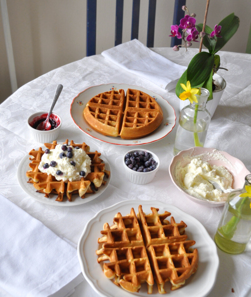 Иногда, когда мы узнаем, что на воскресный обед мы не все будем дома, я приготовлю хотя бы большой воскресный завтрак. Дети все еще в халатах, и я и мой муж наслаждаемся приготовлением, а затем долгим совместным приемом пищи. Все время, не нужно никуда спешить ... Мы всегда делимся нашими задачами, каждый поможет с приготовлением некоторых блюд 🙂 А сегодня утром я готовил вафлю с черным пивом. Как иначе, чем с помощью KitchenAid? С ее помощью вафля готовится к одной радости - она ​​может обрабатывать две партии вафлей одновременно, потому что она взаимна, что означает, что подготовка действительно быстрая. Благодаря таймерам они даже не подожгли меня, что очень полезно для меня, если вы выполняете больше действий одновременно 🙂 