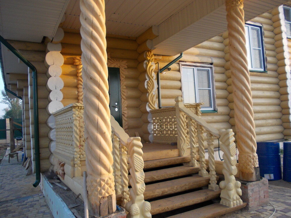 Крыльцо деревянного дома – секреты гармонии и долговечности