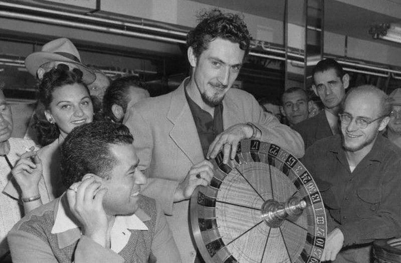 Альберт Хиббс после выигрыша обнимает счастливую рулетку