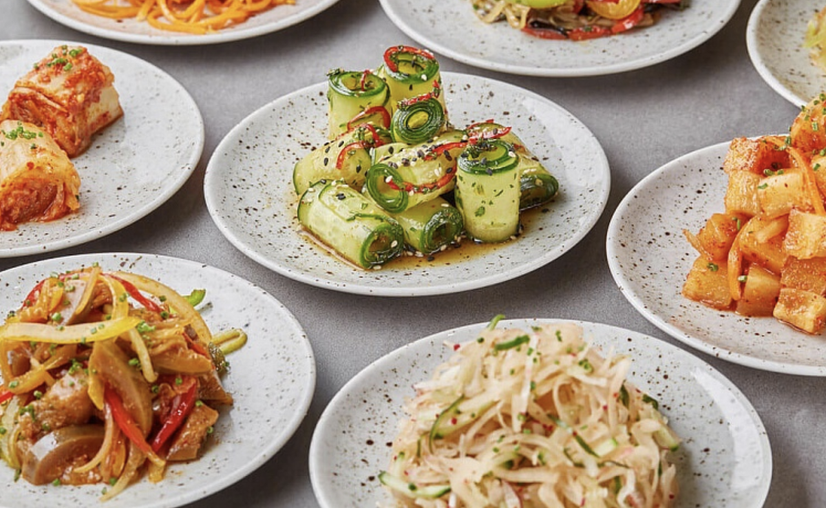 В корейском ресторане K-Grill тем, кто держит пост, будет, что попробовать: здесь и кимчи, и корейские роллы кимпаб, и удон с овощами. Но особое внимание – на чапчхе яче: бататовую лапшу с болгарским перцем, морковью, шпинатом, кунжутным маслом и овощным соусом ( 450 руб.).